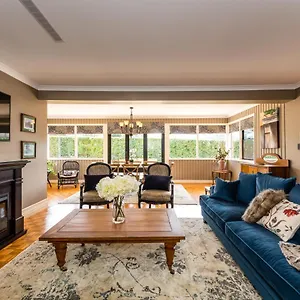 Hedge House - Luxury, Space, Style, Great Location Holiday home Toowoomba